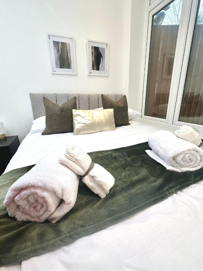 London Charm - Stylish Room In Spacious Home Bagian luar foto