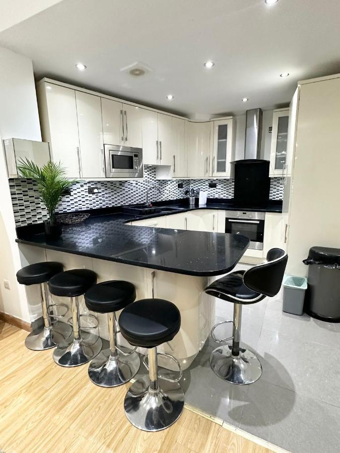 London Charm - Stylish Room In Spacious Home Bagian luar foto