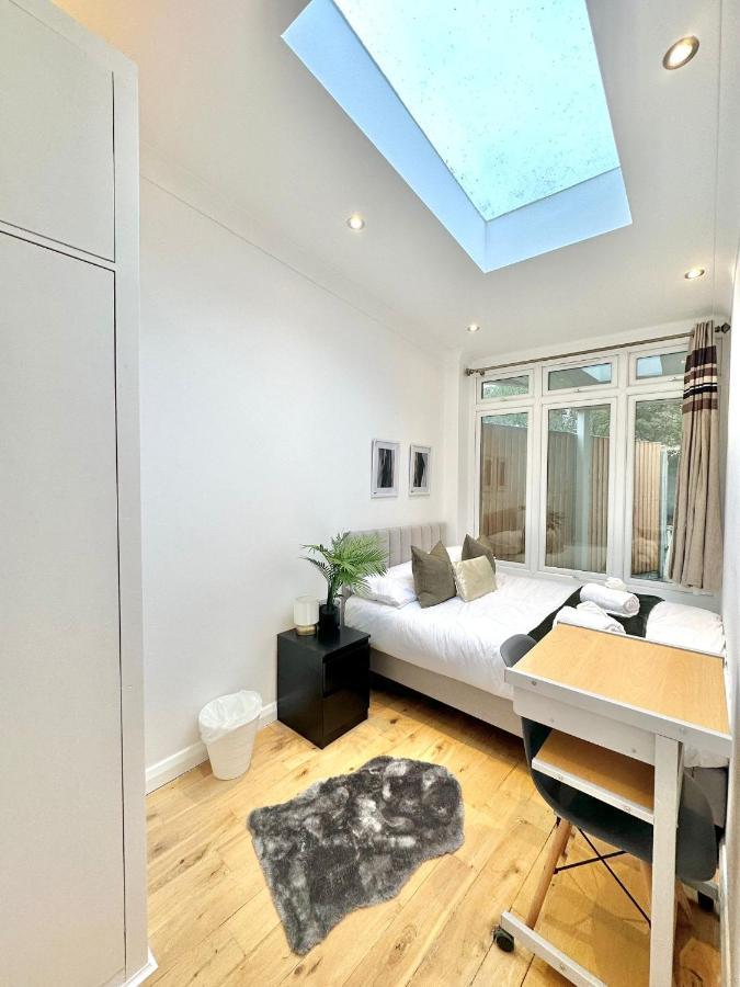 London Charm - Stylish Room In Spacious Home Bagian luar foto