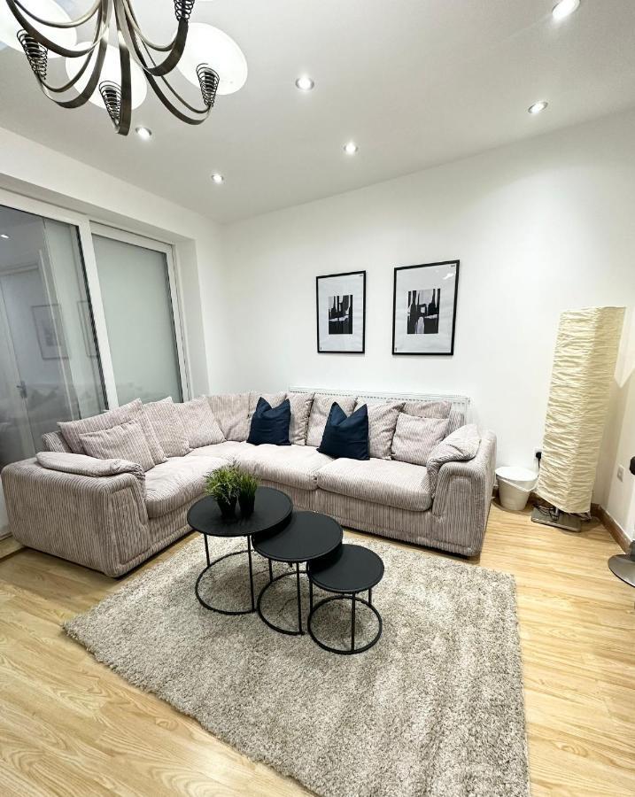 London Charm - Stylish Room In Spacious Home Bagian luar foto