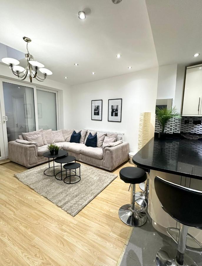 London Charm - Stylish Room In Spacious Home Bagian luar foto