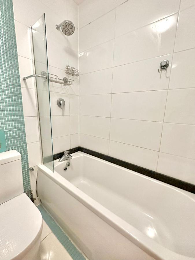 London Charm - Stylish Room In Spacious Home Bagian luar foto