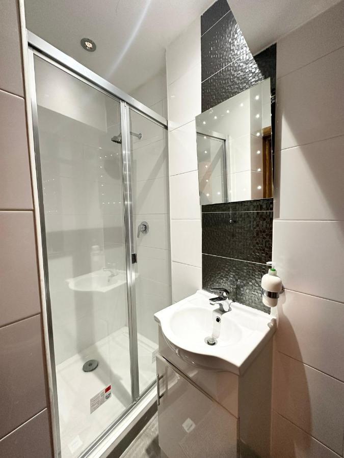 London Charm - Stylish Room In Spacious Home Bagian luar foto