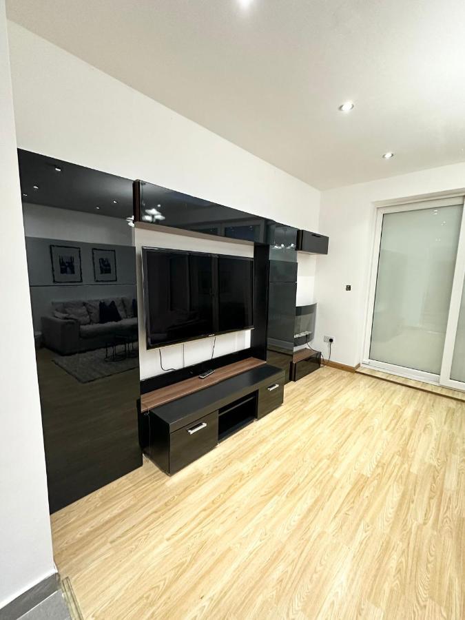 London Charm - Stylish Room In Spacious Home Bagian luar foto